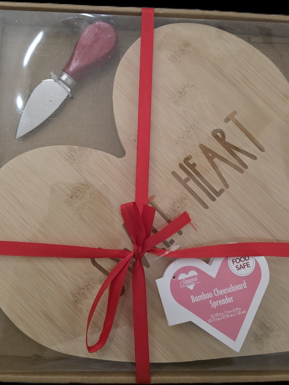 Seasonal Collection Heart-Shaped Bamboo Cheeseboard with Spreader